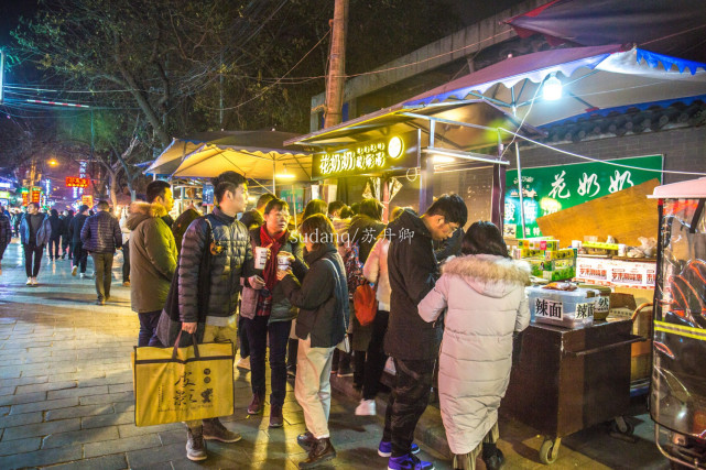 回民街谁去谁后悔?一家小店一年赚1亿元,游客挤得水泄不通 回民街谁去谁后悔?一家小店一年赚1亿元,游客挤得水泄不通