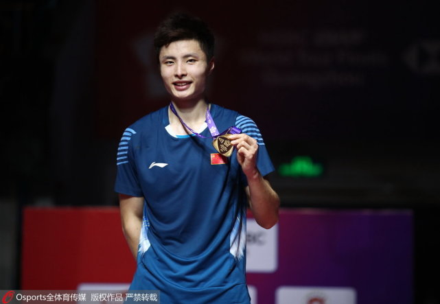石宇奇横扫桃田贤斗终结三连败 首夺总决赛男