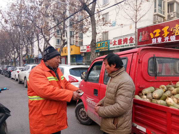 为给孙子治病老人拉萝卜到郑州叫卖 爱心人士