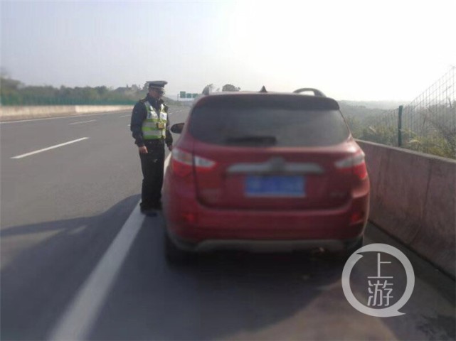 男子高速路上给朋友打电话,打着打着睡着了…