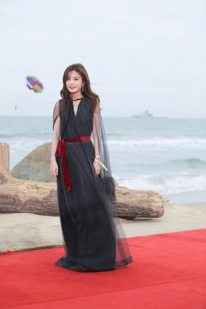 海南岛国际电影节闭幕红毯,赵薇波点裙仙气,霍