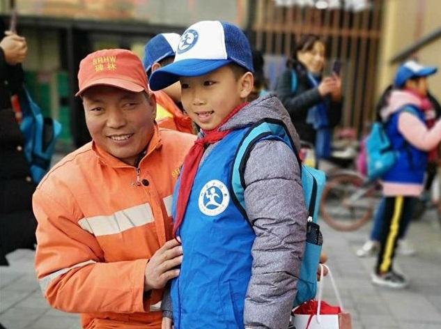 小记者客串小小保洁员 体验城市美容师的辛劳