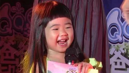 曹格的女儿：小时候被说“长得丑”，现在8岁变成“超模”