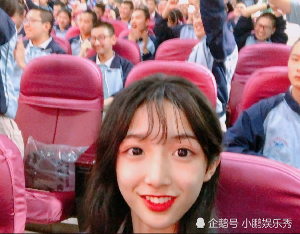 女装大佬"小学时代"被曝,旁边男生是霸气校草?看到鞋子都信了