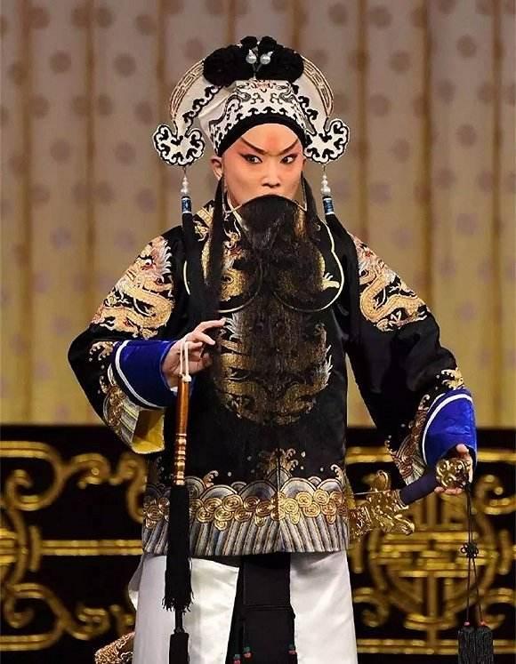 京剧网红王佩瑜早年女装照片被扒，网友：不敢相信这是同一个人