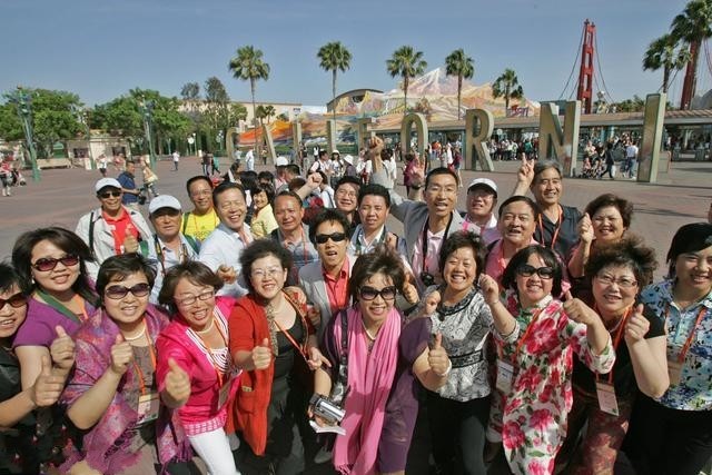 每年约350万中国人去旅游,商家门口贴出