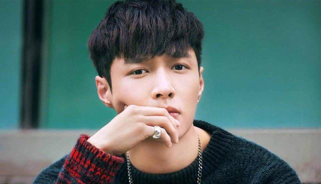 张艺兴：我有自己的坚持，我的身份是歌手