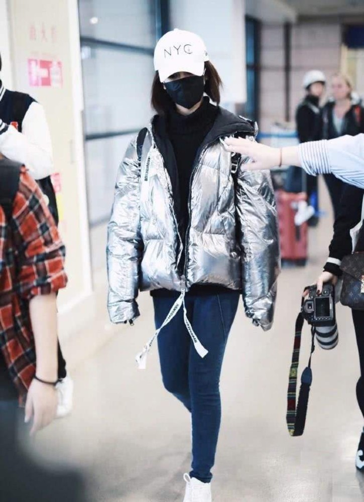 唐嫣银色羽绒服太抢镜,同是穿银色棉服,她却瞬