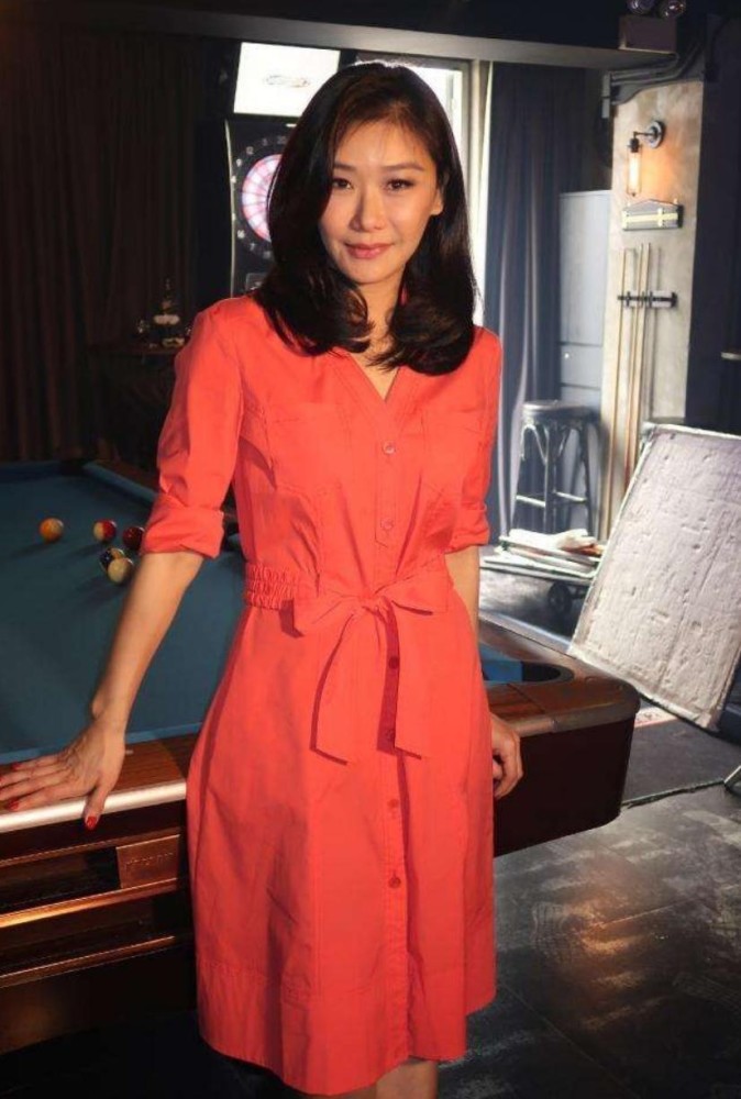 她是马来西亚小姐冠军，演万妖女王走红，未婚领养儿子成最美养母