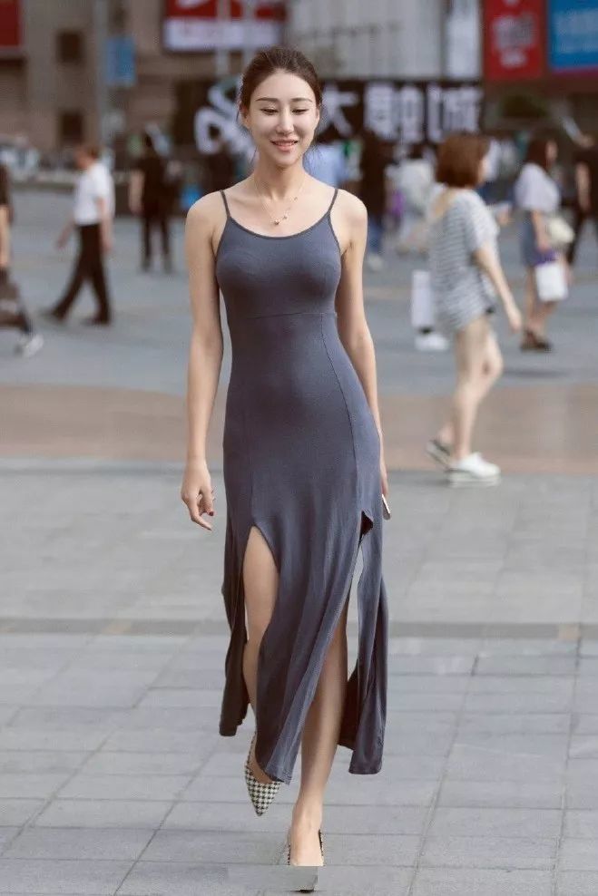 小姐姐身穿开叉紧身裙,展现出s型曲线身材,搭配高跟鞋,秀出时尚新姿态