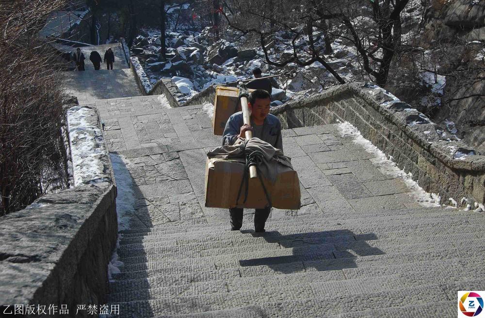 爬泰山不坐索道,累不累啊