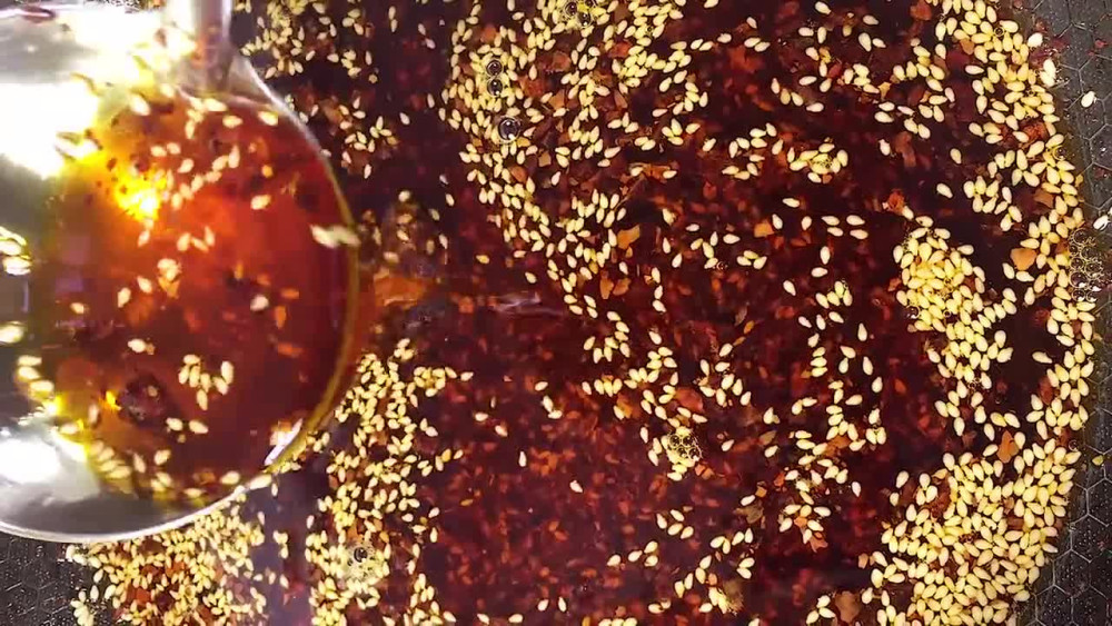 顶级厨师教你熬辣椒油,做法简单又香又辣,比外