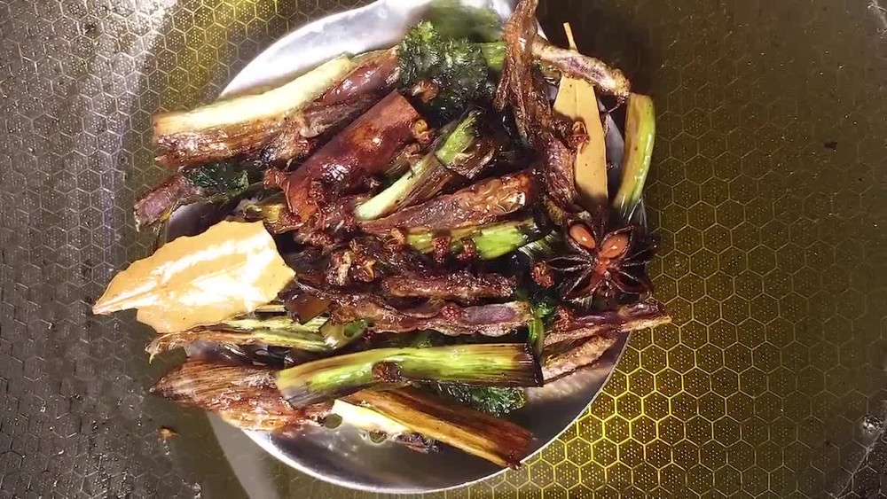 顶级厨师教你熬辣椒油,做法简单又香又辣,比外