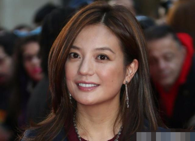 赵薇近照曝光,携林心如做公益,躲角落吸烟女神形象