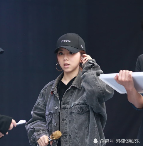 邓紫棋首创长发舞，唱这首歌时狂甩头，网友：看得颈椎疼