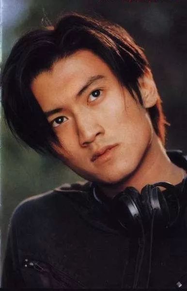 杨幂房间里的海报,安七炫被误认成谢霆锋,洪金