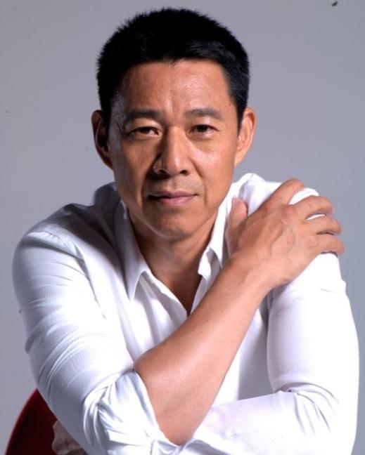 62岁张丰毅，2任妻子相比差距大，儿子结婚拒绝参加！