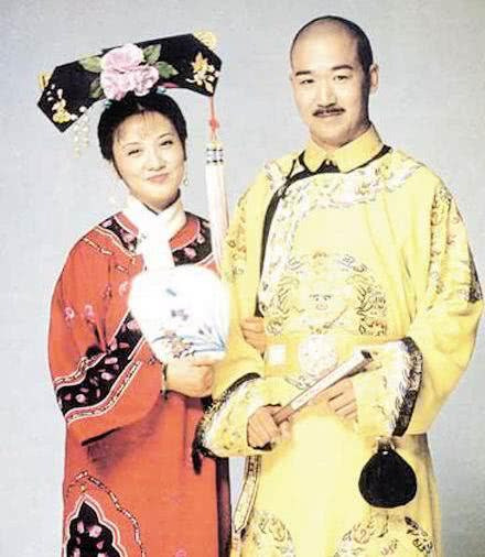 张国立夫妇现身，61岁邓婕推行李箱，张国立这个举动被赞暖心