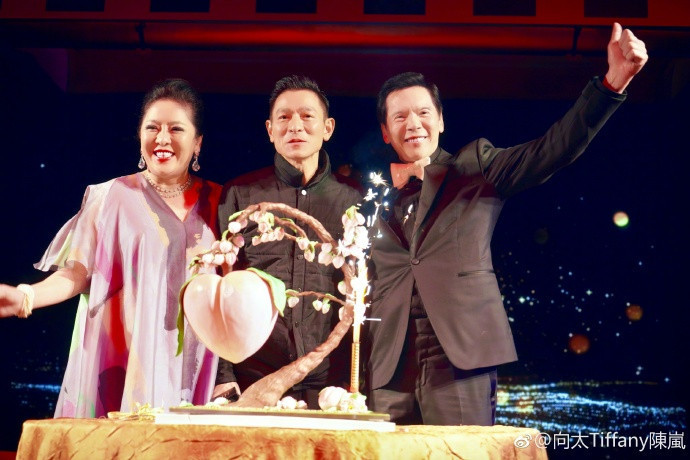 梅艳芳惊现向华强寿宴,还叫刘德华的名字,华仔