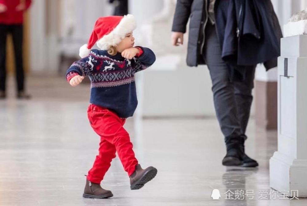 最可爱圣诞小王子,2岁瑞典小王子头戴圣诞帽,