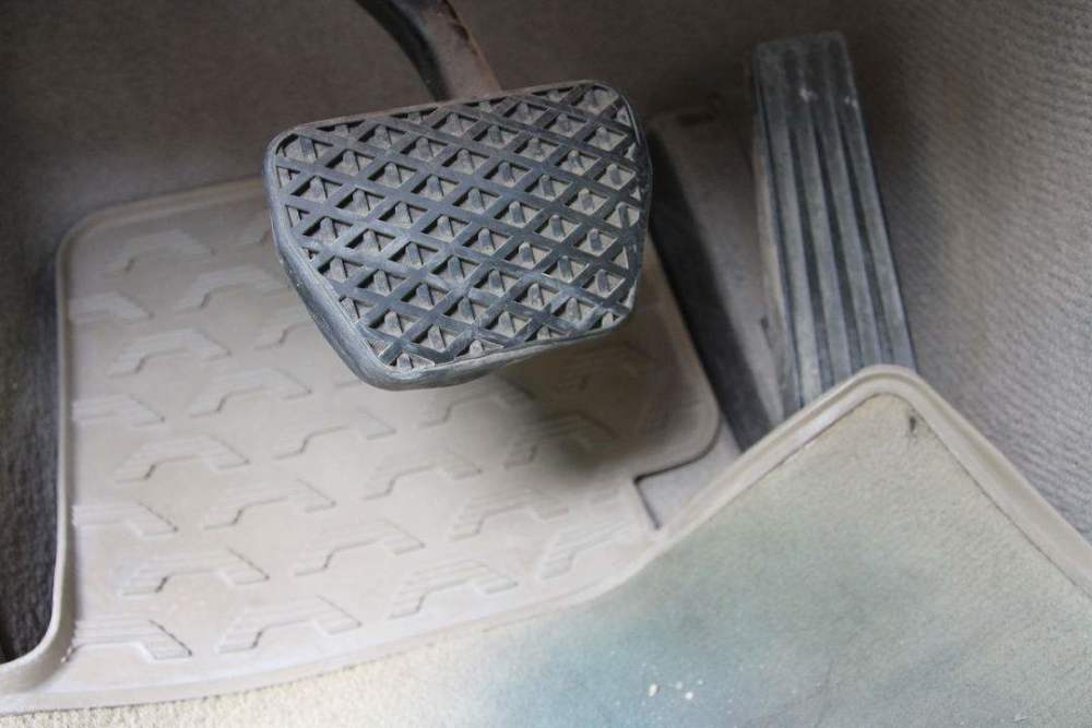 自动挡汽车起步慢怎么办?只会踩油门没有用,还