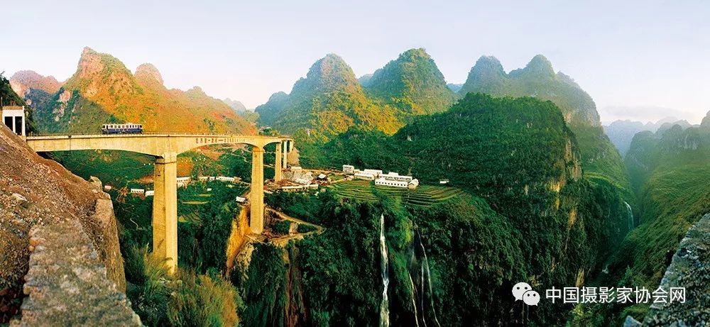 1997年,建设中的南昆铁路清水河大桥.
