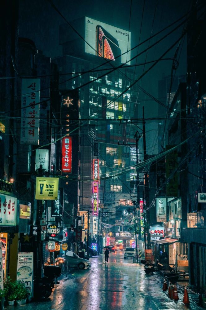 城市的夜晚霓虹灯璀璨,不仅有孤寂的繁华,还有内心深处的风景线