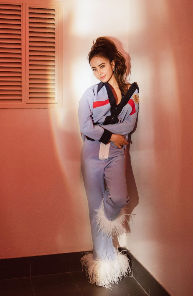 蔡依林穿蓝白套装配金色腰带,脚踩大红色高跟