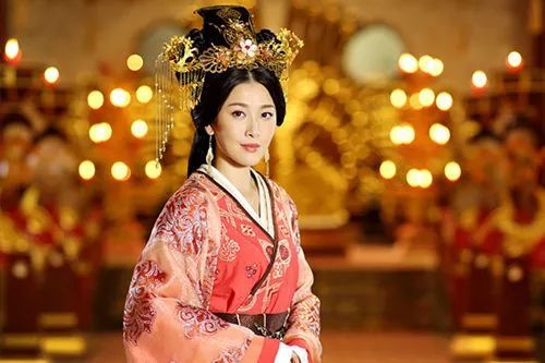 14年的时候试水内地,凭《卫子夫》的平阳公主一角被大家熟知,路人缘