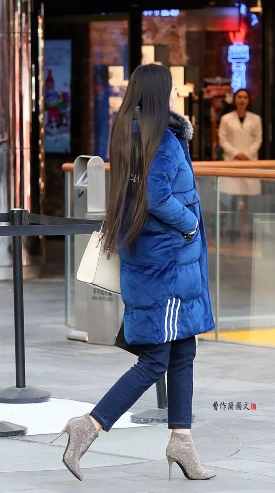 街拍:冬日里格外养眼的细高跟美女