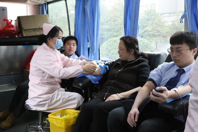 怀化农行组织开展2018年无偿献血活动