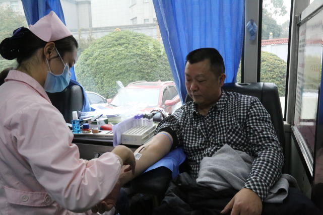 怀化农行组织开展2018年无偿献血活动