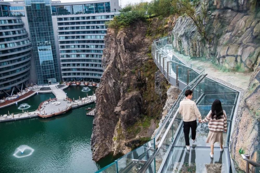 深坑秘境在全球海拔最低的酒店——上海佘山世茂深坑酒店旁边,吃喝