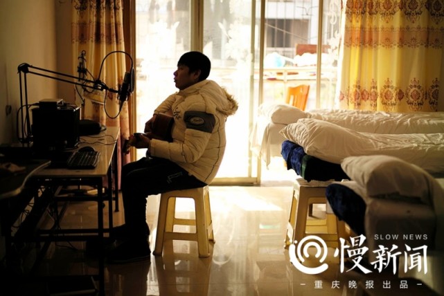 盲人按摩师自弹自唱组乐队 “地狱天使”收获光明和爱情
