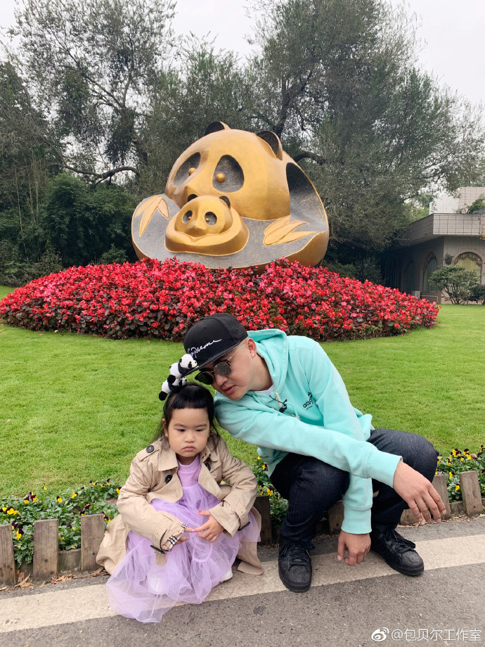 包贝尔哄表情遭嫌弃,饺子委屈的女儿表情抢生气可爱熊猫实力包图片