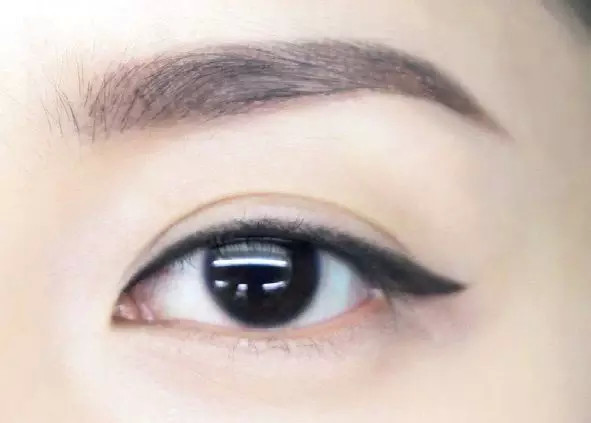 想做女神?你可以先学会画眼线!