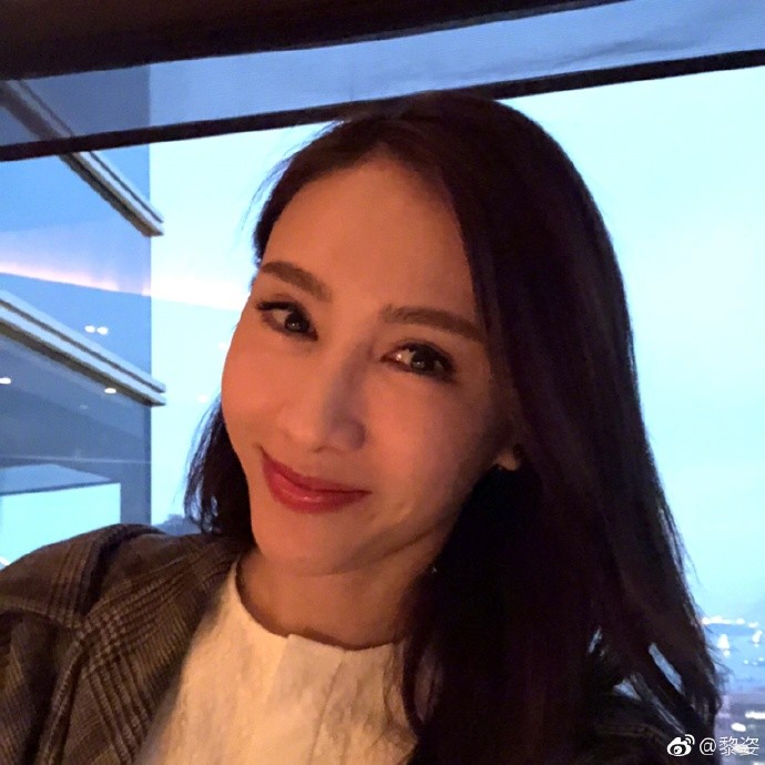 黎姿晒滤镜自拍,笑容僵硬,岁月也饶不过最美"赵敏"
