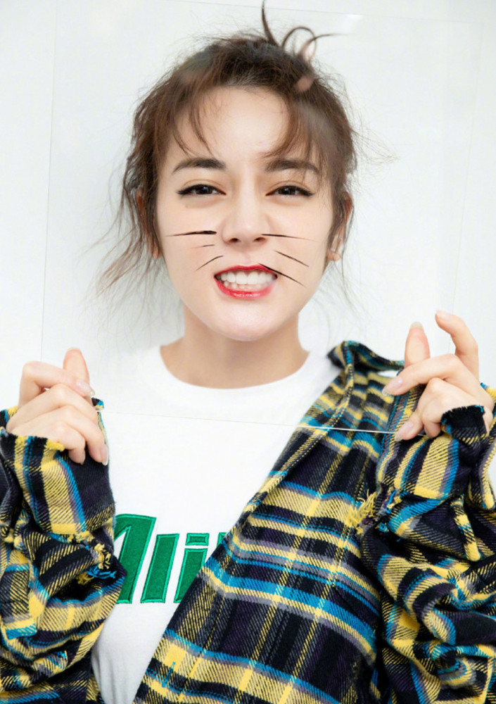 迪丽热巴晒照,丸子头俏皮可爱