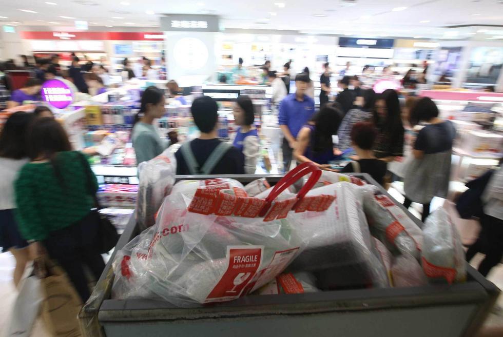 中国游客挤爆韩国免税店