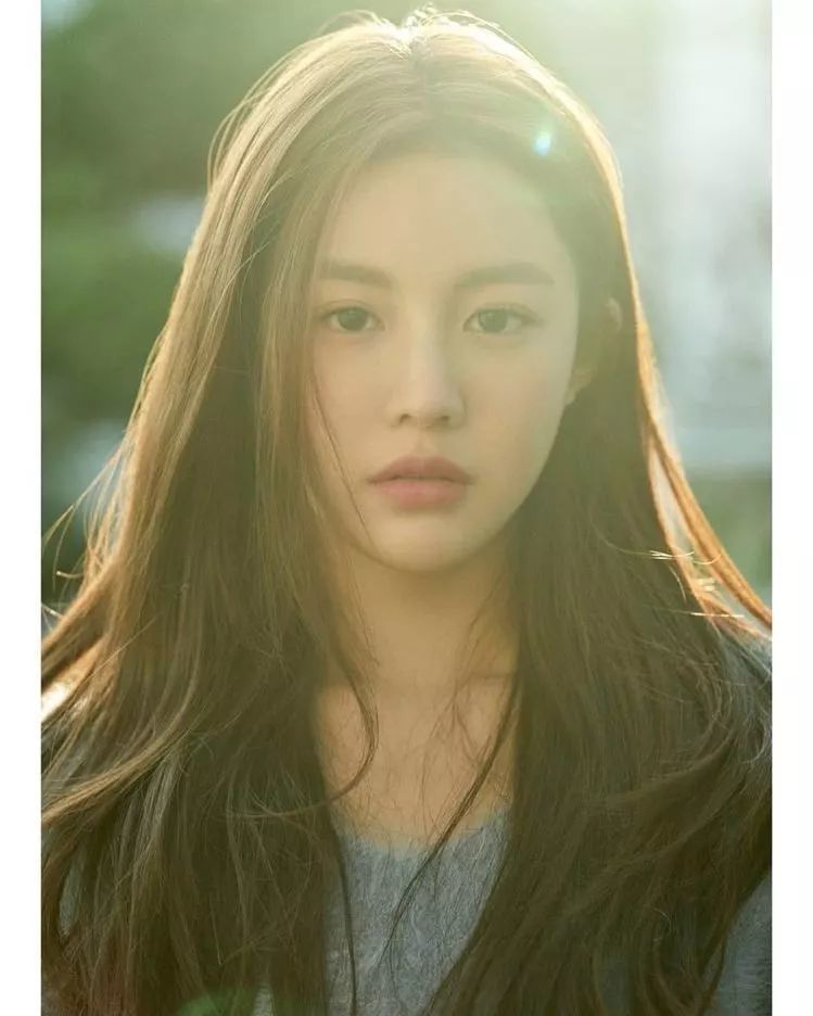 韩国女学霸因长得丑被霸凌,自己操刀整容,变身