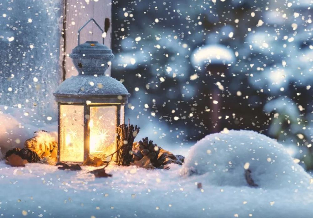 去看雪花飘落的温暖夜里的一盏明灯.