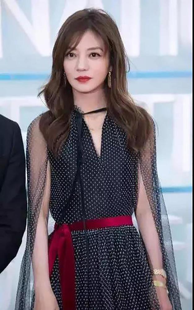 赵薇最新照片瘦成蚂蚁腰,生图像精修,这不就是