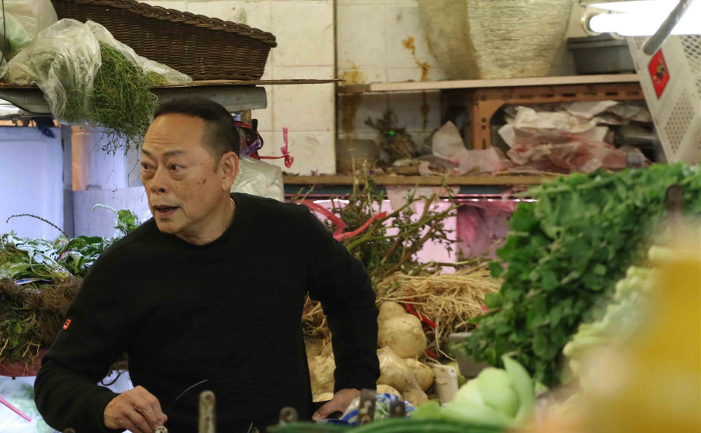 TVB男艺人活像普通人,一个人逛街买菜,和街市