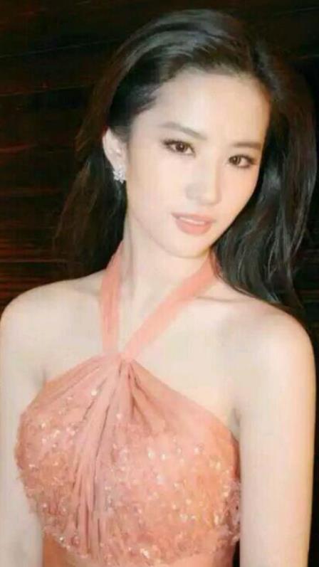 刘亦菲晚礼服现场不慎脱落,现场气氛瞬间"高涨"网友