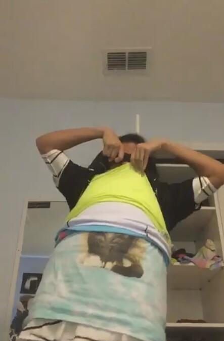 美国女子挑战穿百件衣服却无法脱掉 险些窒息(图)