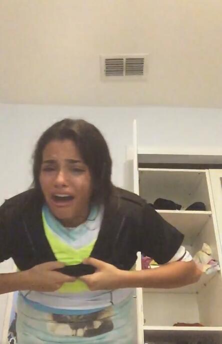 美国女子挑战穿百件衣服却无法脱掉 险些窒息(图)