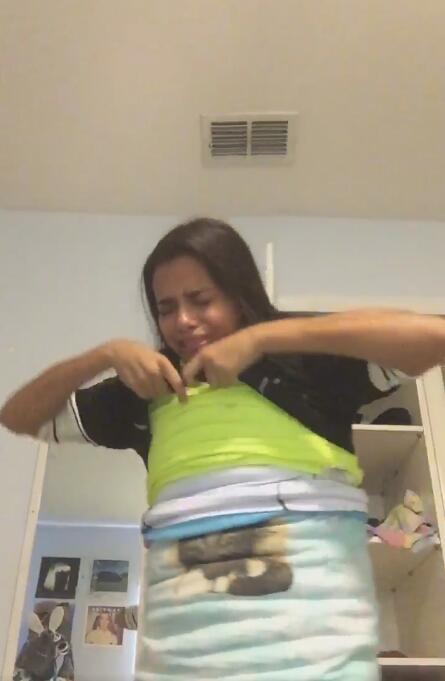 美国女子挑战穿百件衣服却无法脱掉 险些窒息(图)