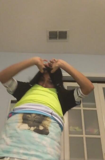 美国女子挑战穿百件衣服却无法脱掉 险些窒息(图)