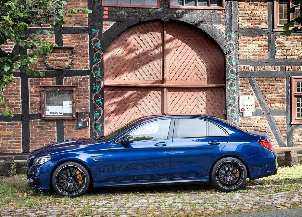 这款全新奔驰为何敢买100万?车标颜值值50万