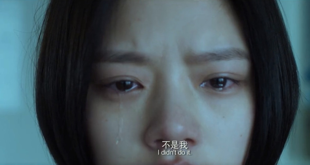 悲伤逆流成河:易遥在雨中痛哭,谁注意到角落的字,细节